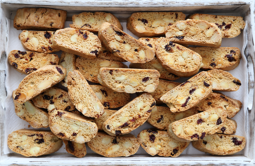 Cantucci adalah pilihan tepat untuk camilan elegan yang mudah dibuat di rumah. Cocok disantap bersama minuman hangat atau dijadikan suguhan saat berkumpul dengan keluarga dan teman.