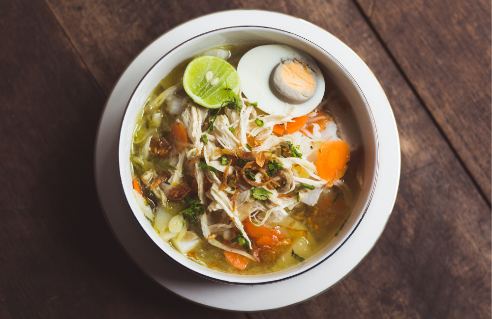 Soto Banjar hangat dengan aroma rempah khas, kuah bening gurih bikin rindu setiap suapan.