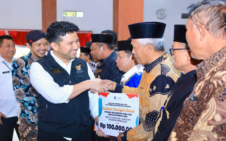 Wakil Gubernur Jatim Emil Elestianto Dardak mewakili Gubernur Jatim Khofifah Indar Parawansa menyalurkan bantuan sosial senilai total Rp 6,3 miliar (M) bagi warga Trenggalek, Rabu (27/8/2025).