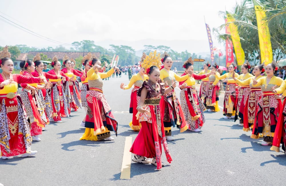 Jalanan desa dipadati peserta berpakaian adat, menampilkan atraksi seni dan kreasi kreatif yang memukau penonton