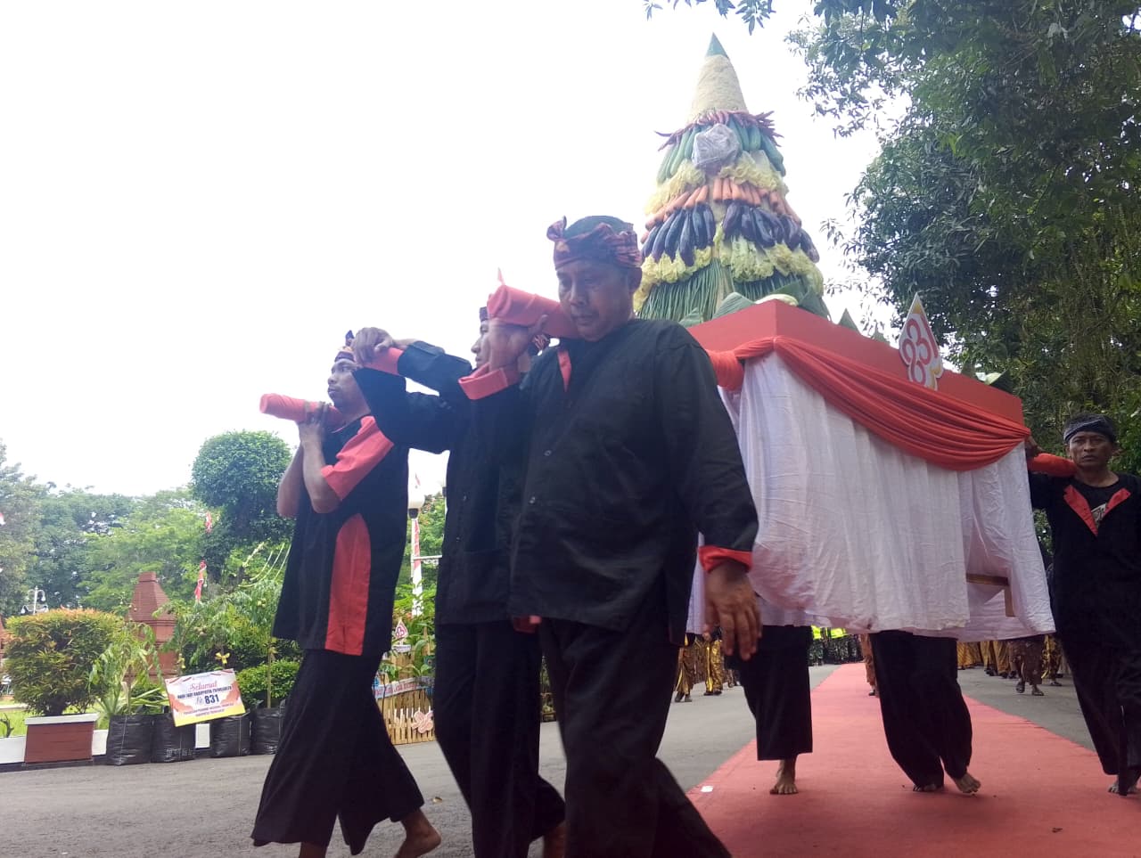 Tumpeng raksasa di Hari Jadi Kabupaten Trenggalek