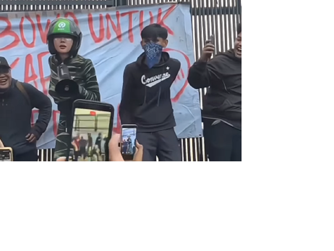 Momen Lucinta Luna ikut turun ke jalan dalam demo. (Foto: Instagram/@lucintaluna_manjalita)