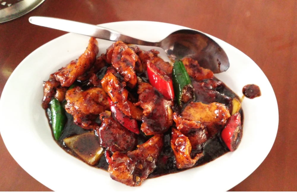 Ayam lada hitam ala Chinese food, gurih pedas aromatik bikin makan nasi jadi tambah lahap.