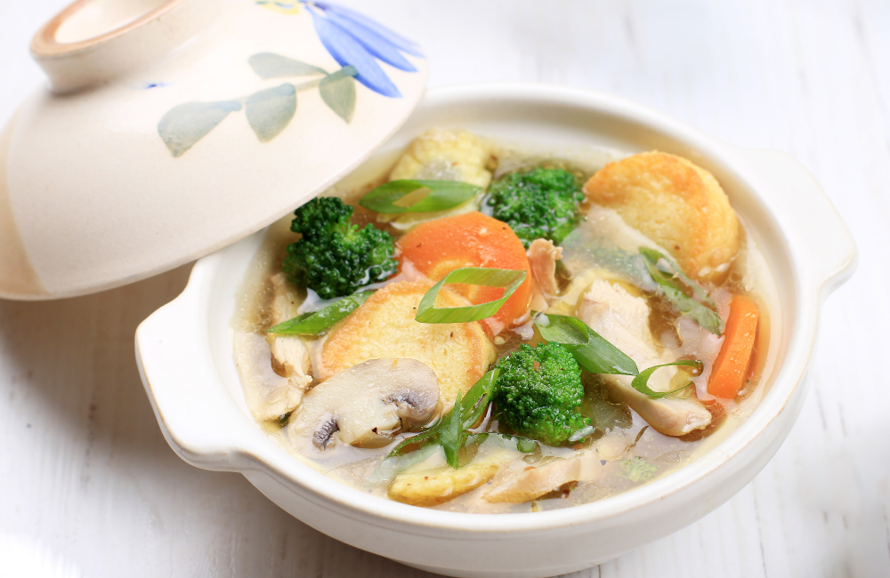 Sapo tahu ayam hangat khas Chinese food, kuah gurih dengan tahu sutra lembut menggoda selera.