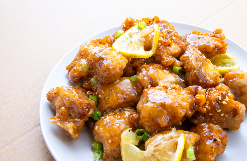 Potongan ayam goreng tepung renyah disiram saus lemon segar, bikin makan makin berselera.