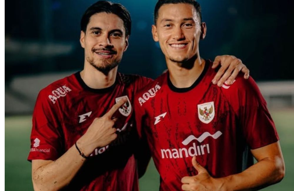 kapten Timnas Indonesia, Jay Idzes, sudah tiba lebih dahulu di Surabaya pada Senin pagi. Kehadiran Idzes menjadi dorongan moral bagi rekan-rekan setim yang lain.