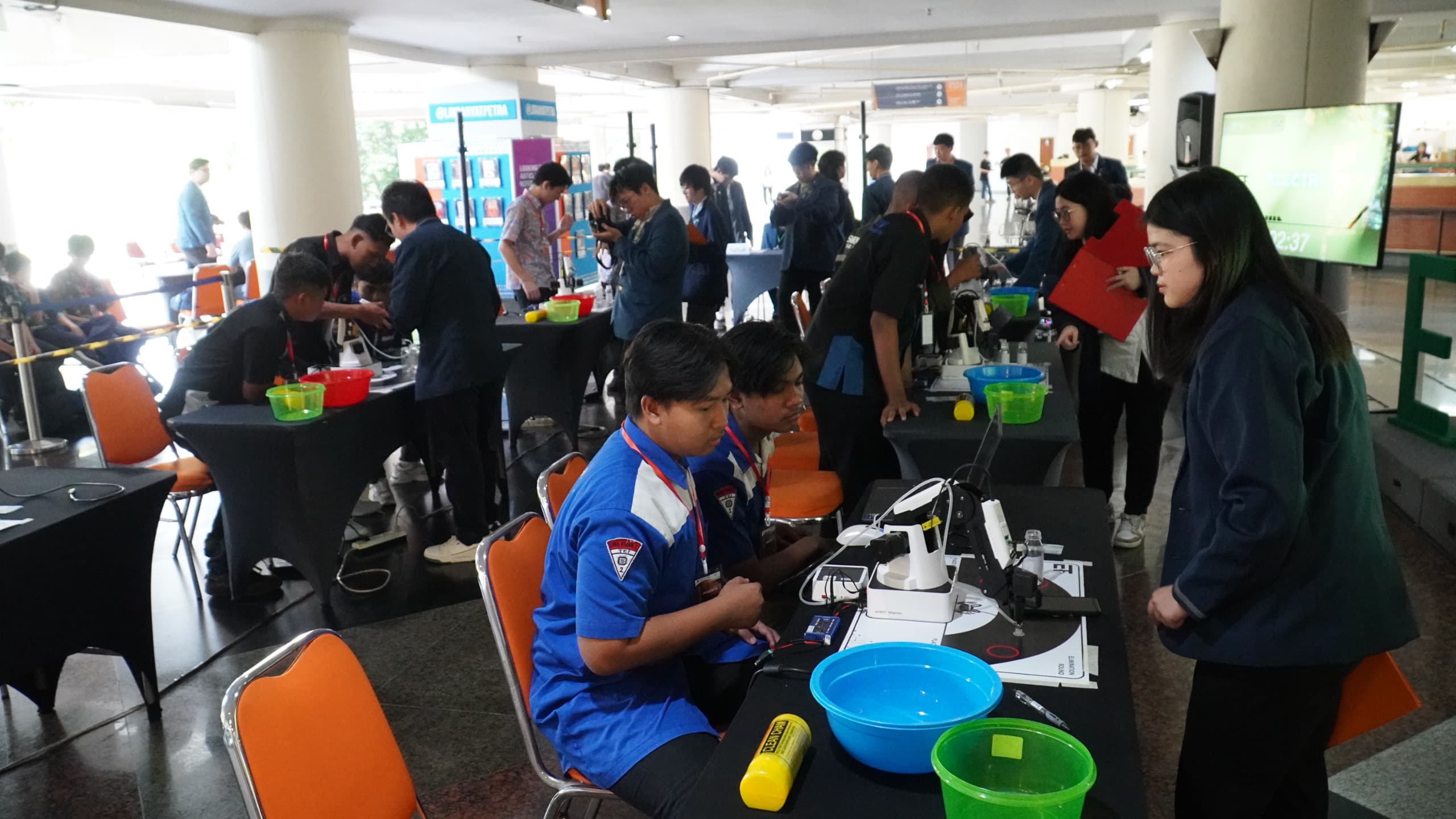 Suasana kontestan robot