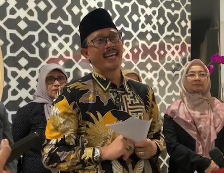 Rektor Universitas Islam Bandung (Unisba) Prof. Edi Setiadi saat memberikan klarifikasi terkait insiden gas air mata di sekitar kampus, Selasa (2/9). (Foto: Instagram/@info.mahasiswaunisba)