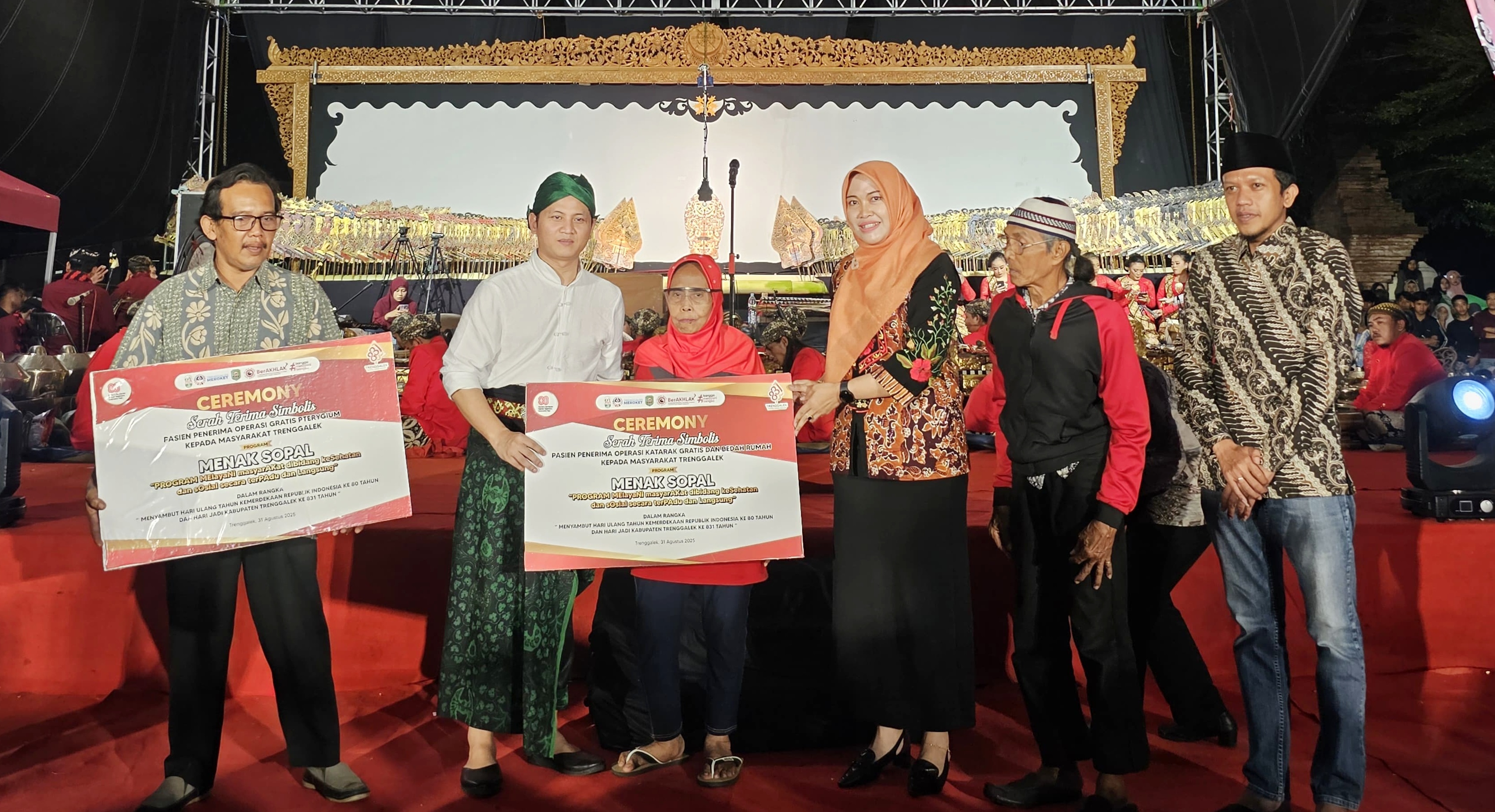 Sri Astutie, warga Kelurahan Sumbergedong, serta Sutrisno, warga Kelurahan Ngantru, penerima operasi mata daging tumbuh.