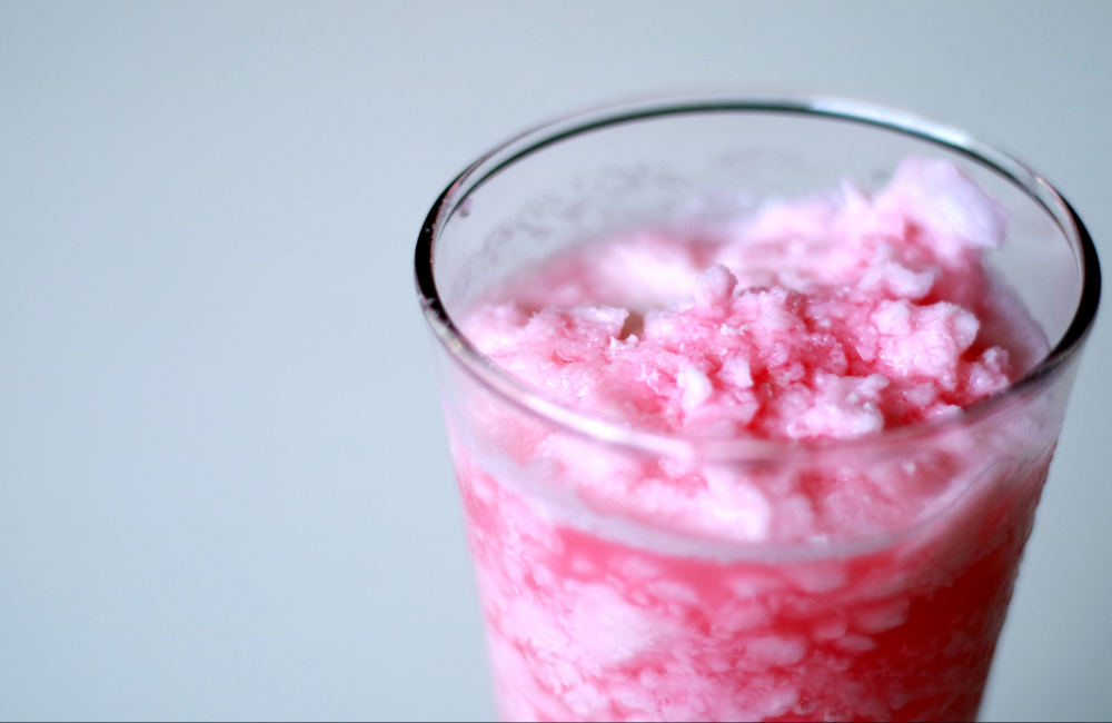 Tekstur daging kelapa kopyor yang lembut berpadu dengan santan gurih dan sirup manis menciptakan sensasi rasa yang tidak bisa ditemukan pada minuman kelapa biasa.