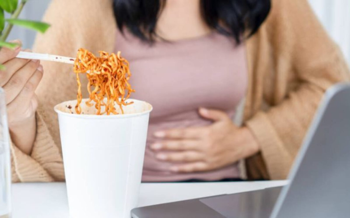Di kalangan perempuan Trenggalek, beredar anggapan bahwa makan pedas saat menstruasi bisa membuat haid tidak lancar atau bahkan memperparah rasa sakit.