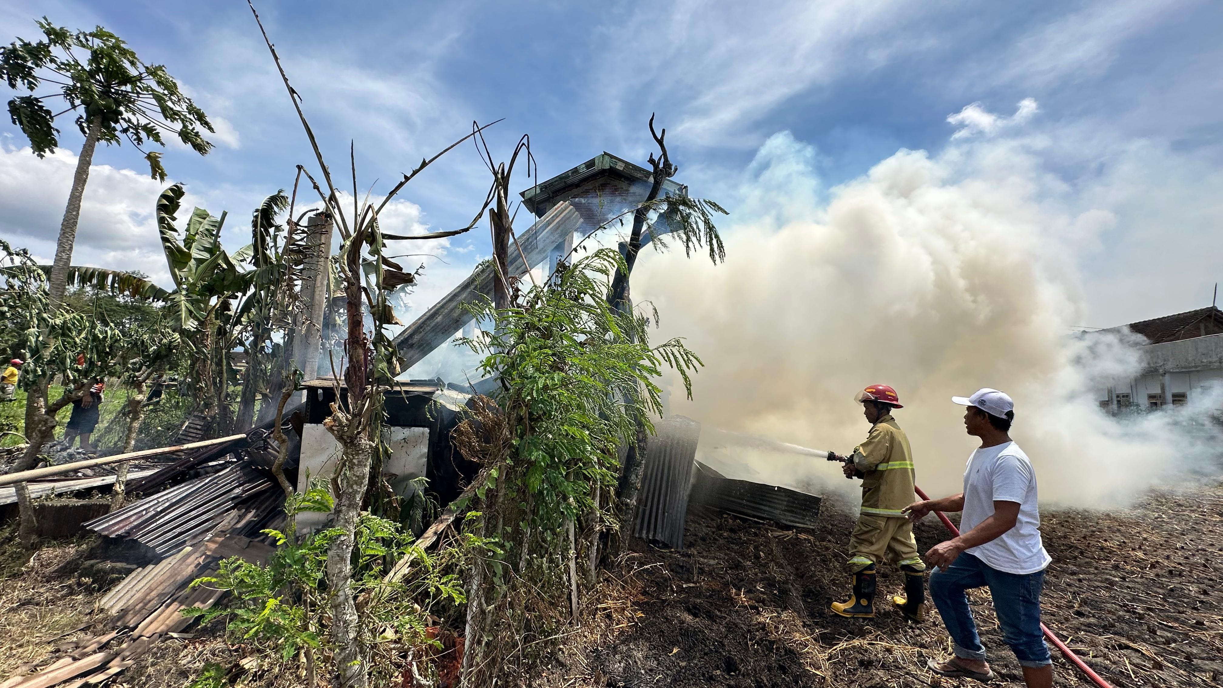Damkar memadamkan api di dapur rumah warga karangan yang terbakar