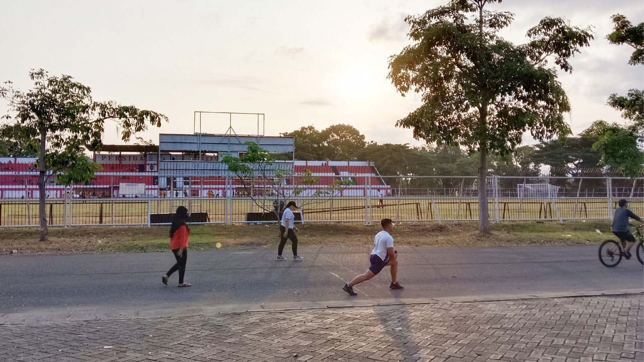 Suasana stadion minak sopal sore hari beberapa warga trenggalek melakukan aktivitas lari