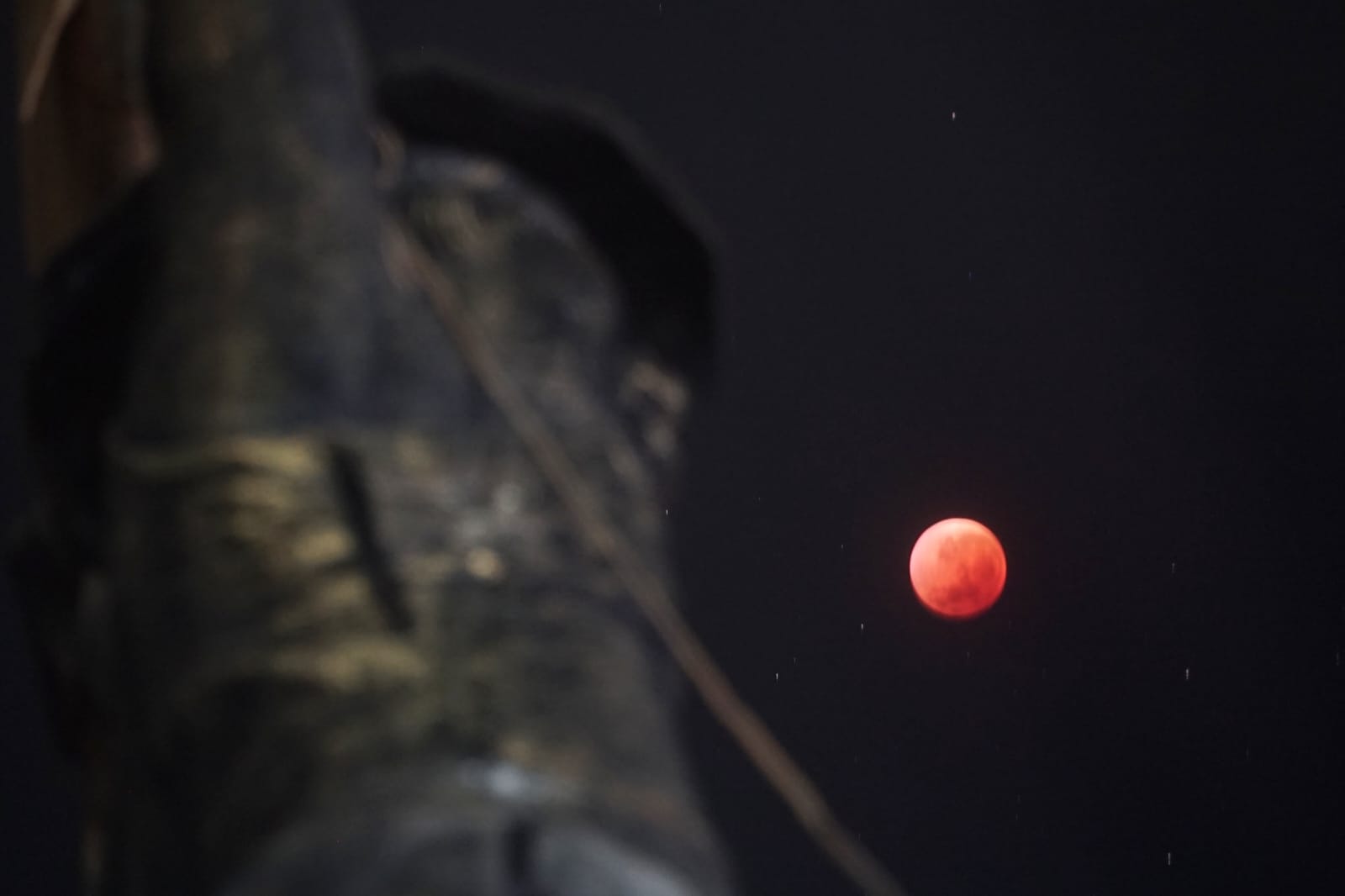 INDAH: Bulan terlihat berwarna merah tembaga usai melewati fase puncak GBT di area sekitar PPN Prigi pada Senin (8/9) dini hari.