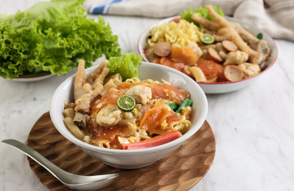 Seblak kuah pedas khas Bandung, street food viral yang bikin ketagihan dan cocok dimakan saat hujan.