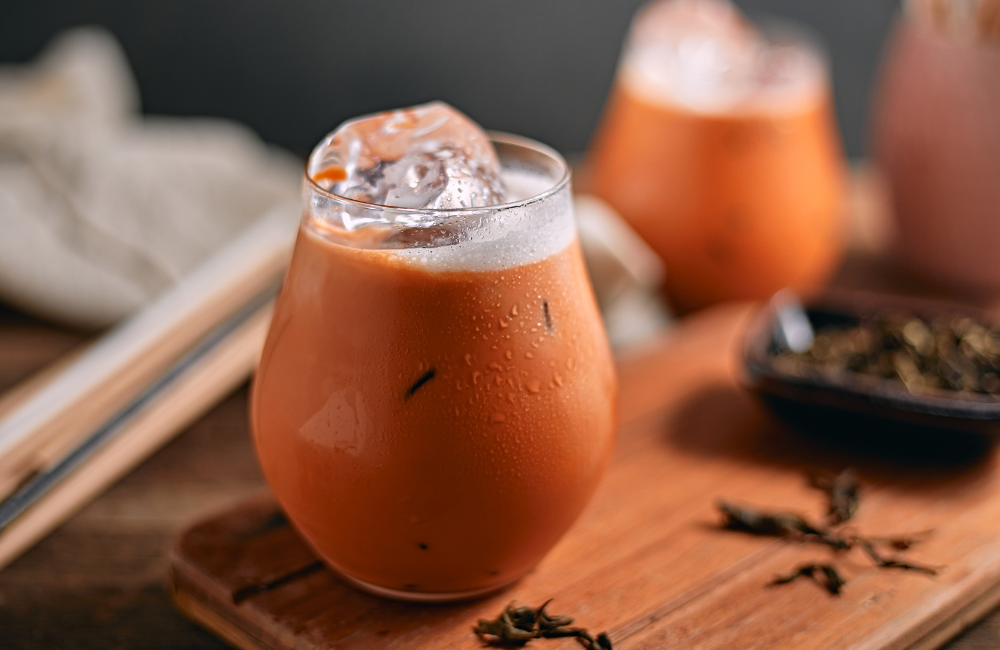 Thai Tea homemade ala kafe, creamy segar bikin nagih setiap tegukan.
