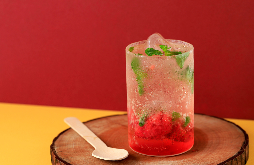 Mocktail strawberry mojito segar, minuman sehat tanpa alkohol yang menyegarkan.