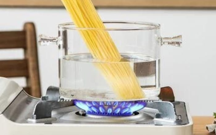 Banyak warga Trenggalek yang memilih panci kaca karena tampilannya cantik, bening, dan membuat masakan terlihat menarik saat proses memasak.