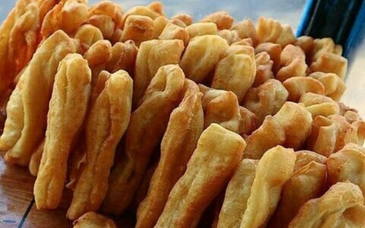 Cakwe merupakan salah satu jenis camilan yang cukup populer dan banyak dijajakan di pinggir jalan hingga pasar tradisional di Trenggalek.