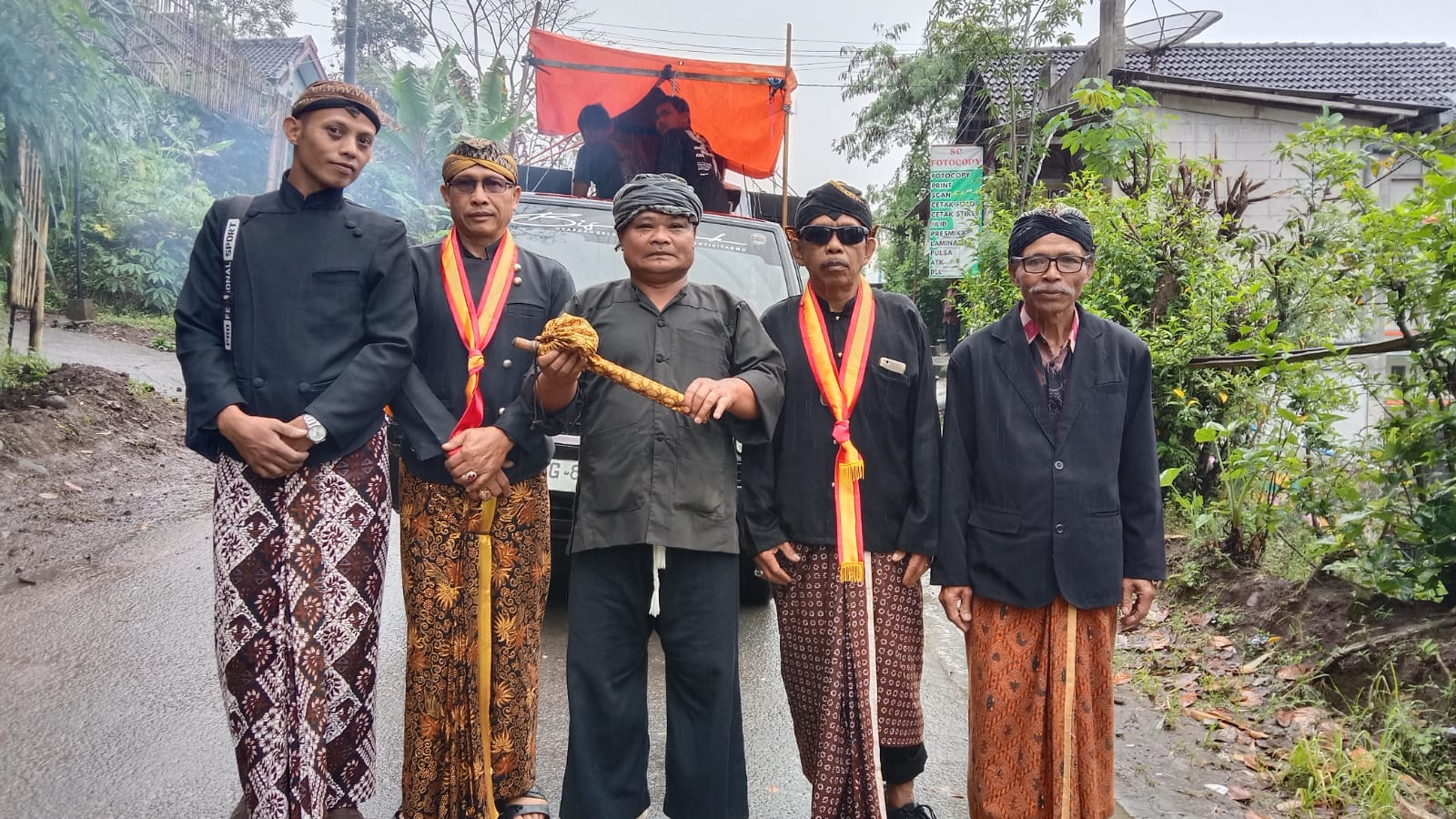 Rombongan Pembawa kirab pusaka desa sumurup