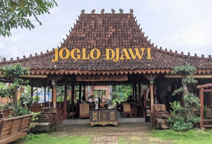Joglo Djawi Trenggalek menghadirkan kuliner khas Jawa dengan harga terjangkau. Berlokasi strategis, bernuansa joglo, dan aktif di media sosial Instagram, Facebook, serta TikTok. ( Google maps)