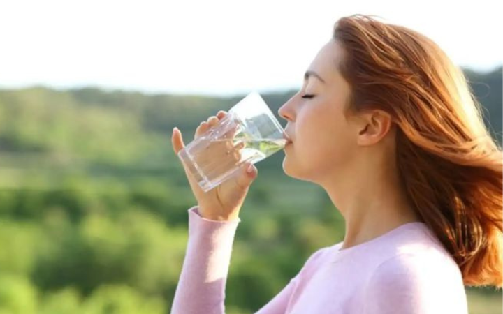 minum air yang cukup setiap hari berperan besar dalam menjaga kesehatan serta mendukung kinerja organ tubuh agar tetap optimal.