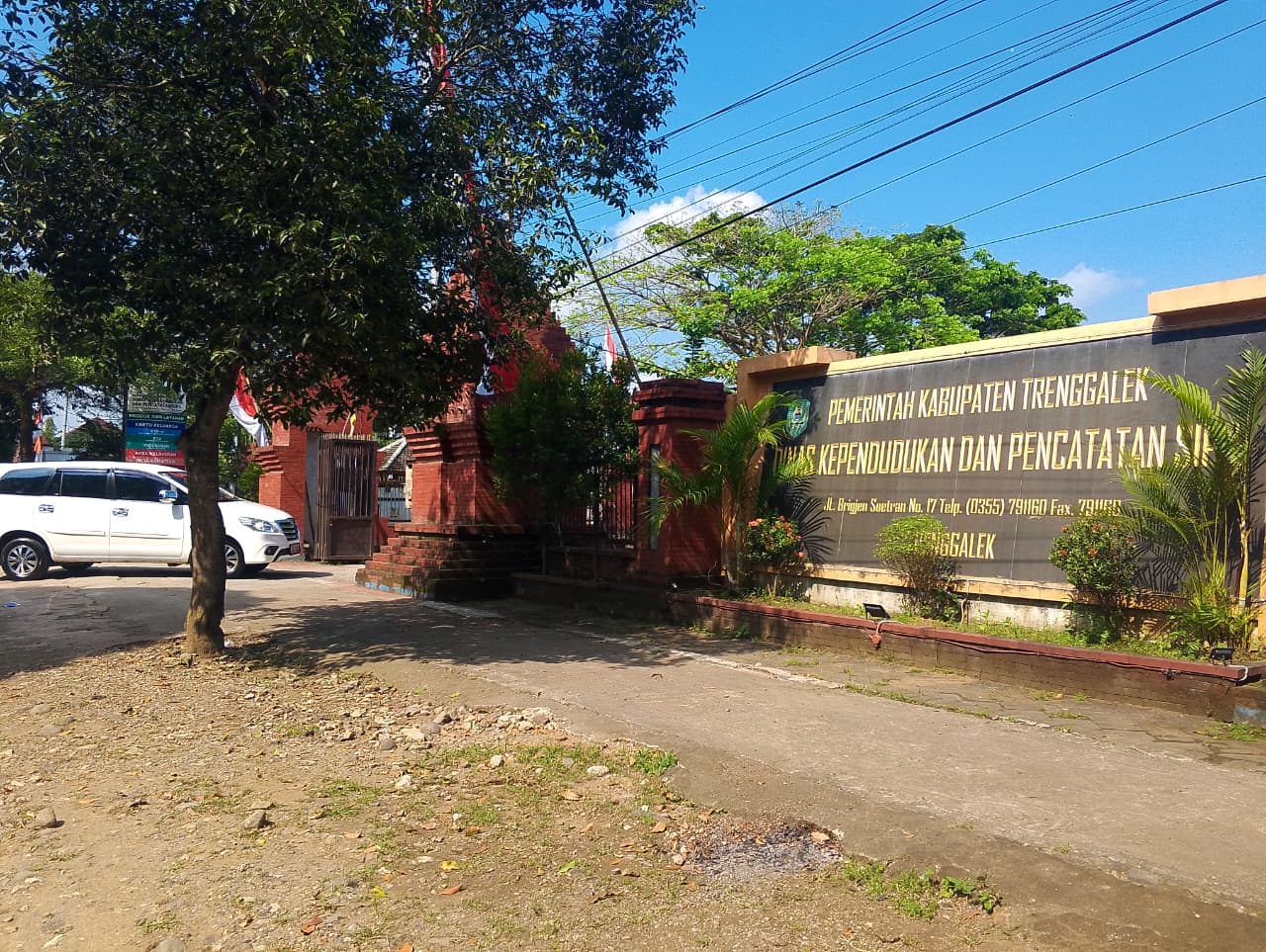 Dukcapil Trenggalek kejar target penerbitan akta kelahiran.