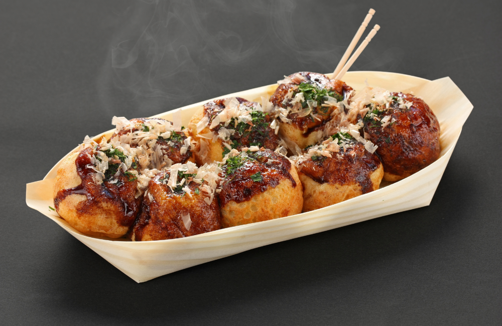 Takoyaki lembut gurih ala Jepang, jajanan street food favorit banyak orang.