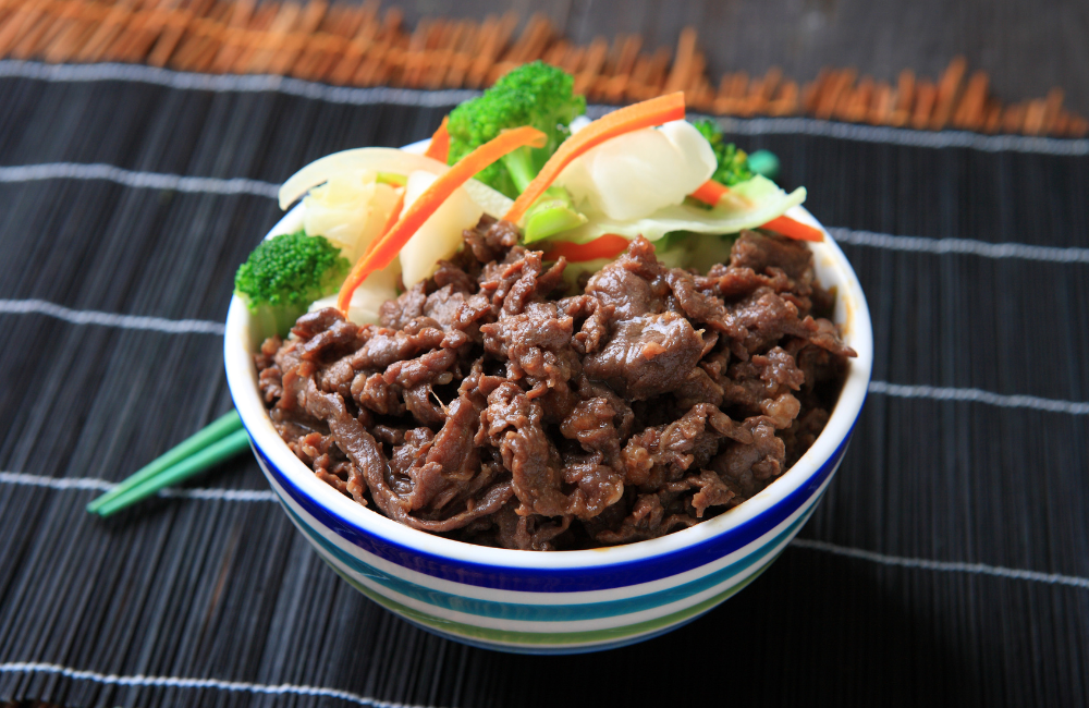 Beef teriyaki ala restoran Jepang, gurih manis bikin ketagihan.