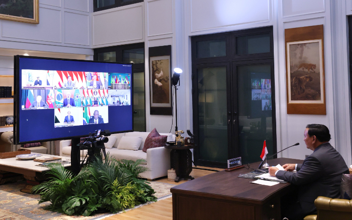 Presiden Prabowo saat menghadiri BRICS Leaders Virtual Meeting dan menegaskan komitmen Indonesia untuk memperkuat kerja sama dengan negara-negara BRICS.