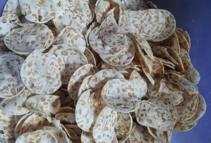 Keripik tempe khas Trenggalek, camilan gurih dan renyah yang selalu diburu wisatawan sebagai oleh-oleh legendaris dan kebanggaan daerah.