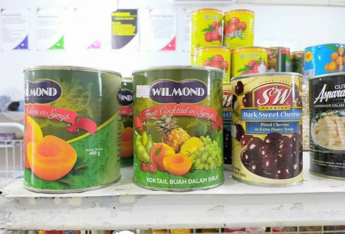 Buah kaleng praktis, tetapi konsumsi berlebihan berisiko bagi kesehatan. Kenali bahaya gula, pengawet, dan penurunan nutrisi.