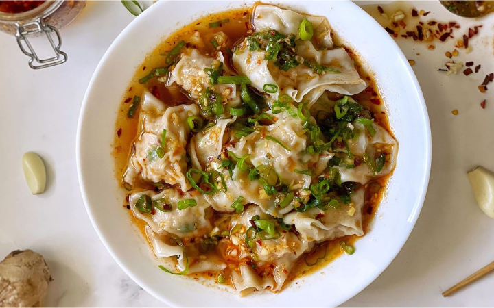 Wonton kuah rumahan dengan cita rasa pedas gurih yang menggugah selera.