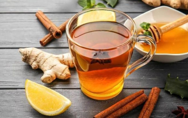 Wedang teh lemon jahe hangat, minuman sederhana yang segar sekaligus menyehatkan tubuh.