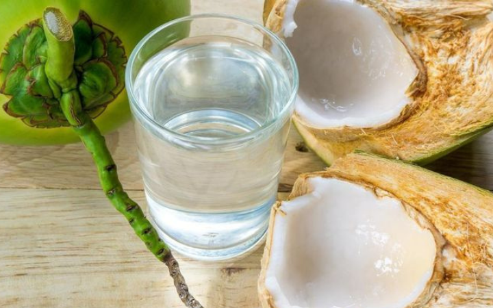 Air kelapa segar membantu tubuh tetap terhidrasi sekaligus mendukung proses alami pembuangan racun.