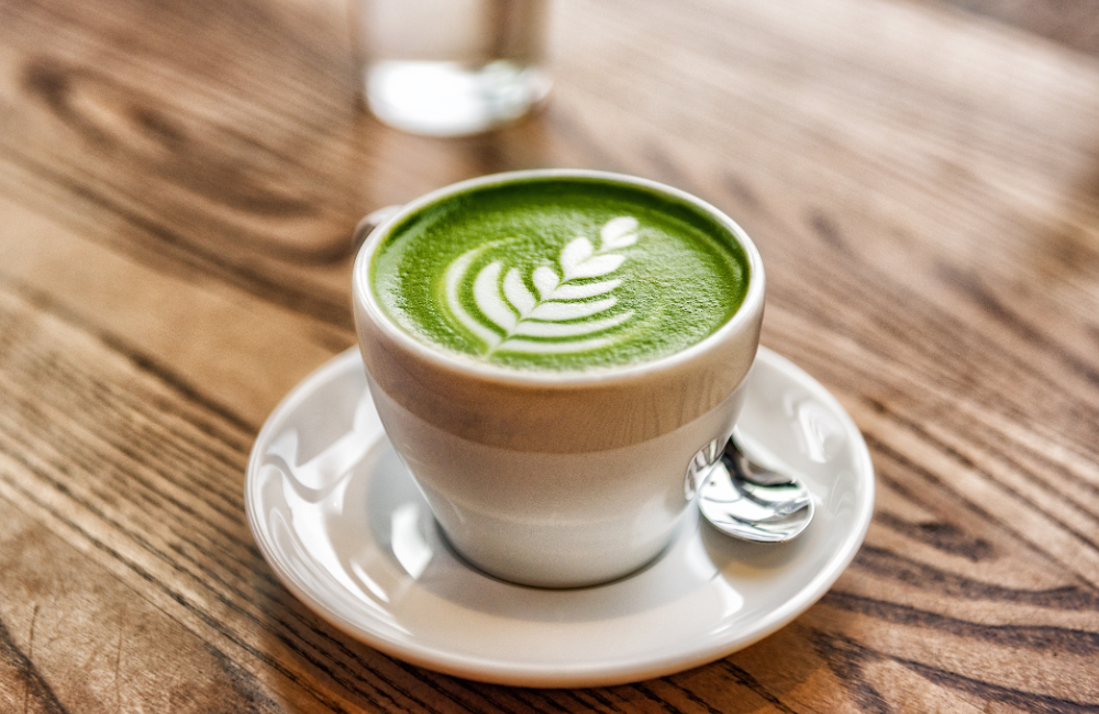 Matcha latte creamy sehat, minuman teh hijau khas Jepang yang menenangkan.