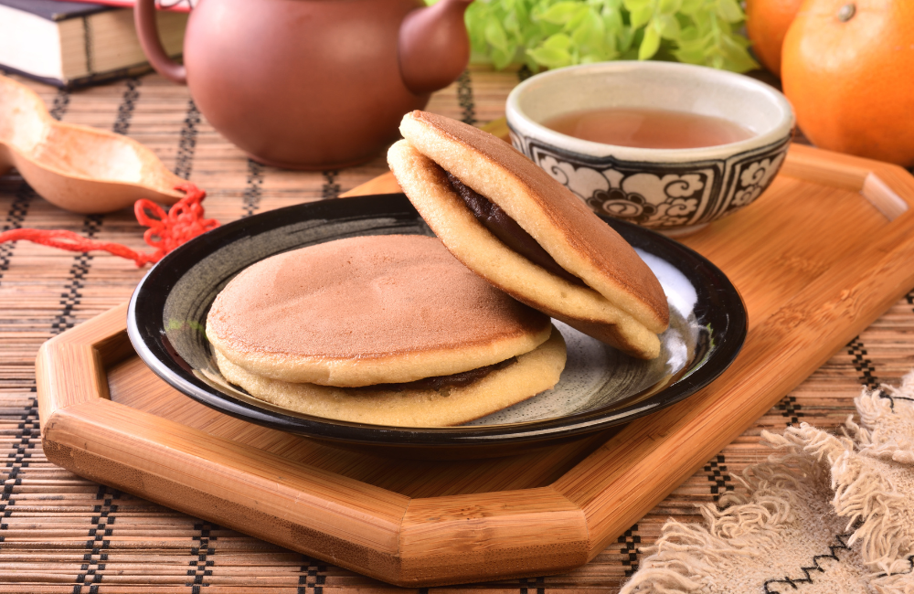 Resep dorayaki lembut isi cokelat, dessert Jepang favorit Nobita dan Doraemon, hingga terkenal seluruh dunia.
