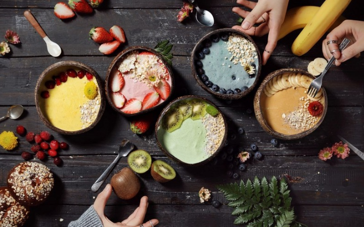 Aneka smoothie segar dengan buah tropis, sayuran hijau, dan berry kaya antioksidan.