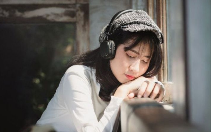 Mendengarkan lagu sedih sering kali justru menghadirkan rasa tenang dan melegakan hati.