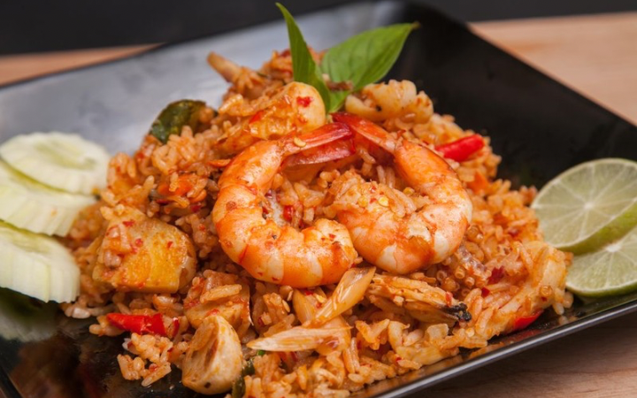 Nasi goreng seafood dengan udang segar dan bumbu pedas yang menggugah selera.