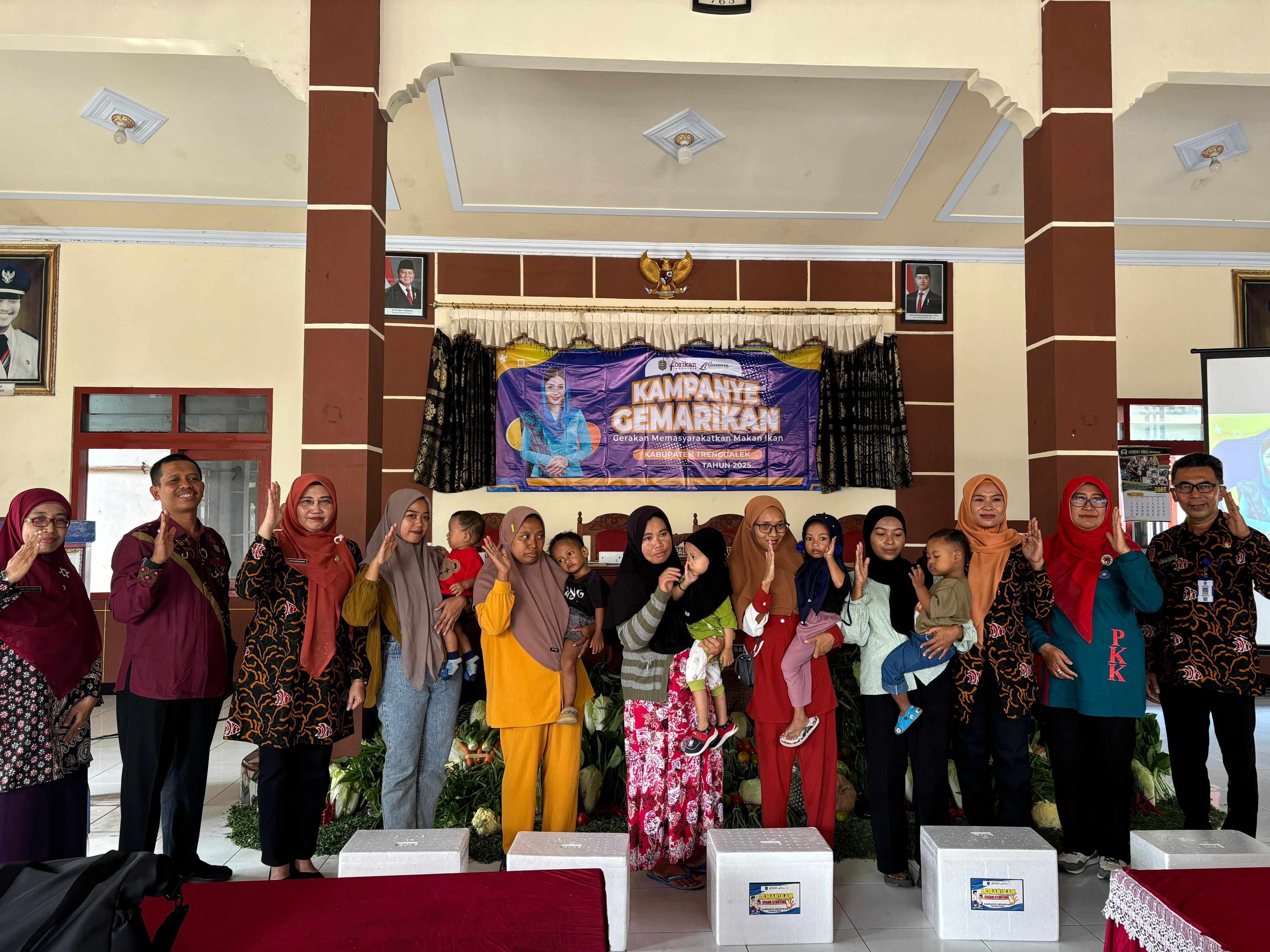 CEGAH STUNTING: Dinas perikanan Kabupaten Trenggalek Membagikan Paket Olahan Ikan di Acara Kampanye Gemarikan di Balai Desa Baruharjo, Kecamatan Durenan.
