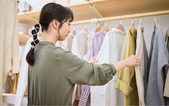 Memilih bahan pakaian yang tepat membantu tubuh tetap sejuk meski cuaca panas.