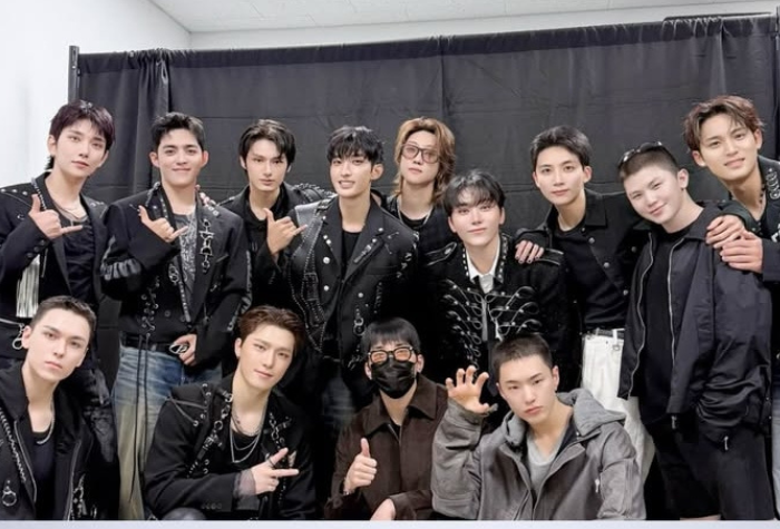 Hoshi dan Woozi SEVENTEEN tampil dengan rambut dicukur di konser &ldquo;New_&rdquo; di Incheon, penampilan terakhir sebelum masuk wajib militer. Jeonghan dan Wonwoo yang sudah lebih dulu wamil juga terlihat hadir