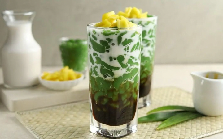 Es cendol dawet segar dengan rasa manis gurih yang menyegarkan.