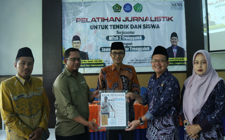 Dari kiri, pengawas MTsN, Yasin, Pemred Radar Tulungagung Didin Cahya FS , Kepala Kemenag Kabupaten Trenggalek, M. Nur Ibadi, Kepala MTsN 2 Trenggalek Ahzan Winarto, saat penyerahan cenderamata.