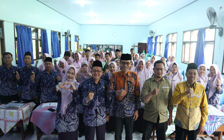 Kepala Kemenag Kabupaten Trenggalek, M. Nur Ibadi, (batik cokelat) foto bersama guru, siswa, peserta diklat jurnalistik di MTsN 2 Trenggalek, Rabu (17/9/2025).