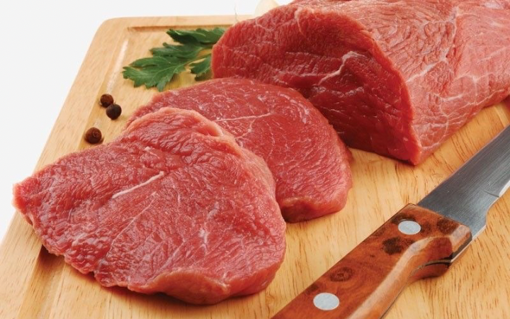 Potongan daging segar siap diolah menjadi hidangan lezat.