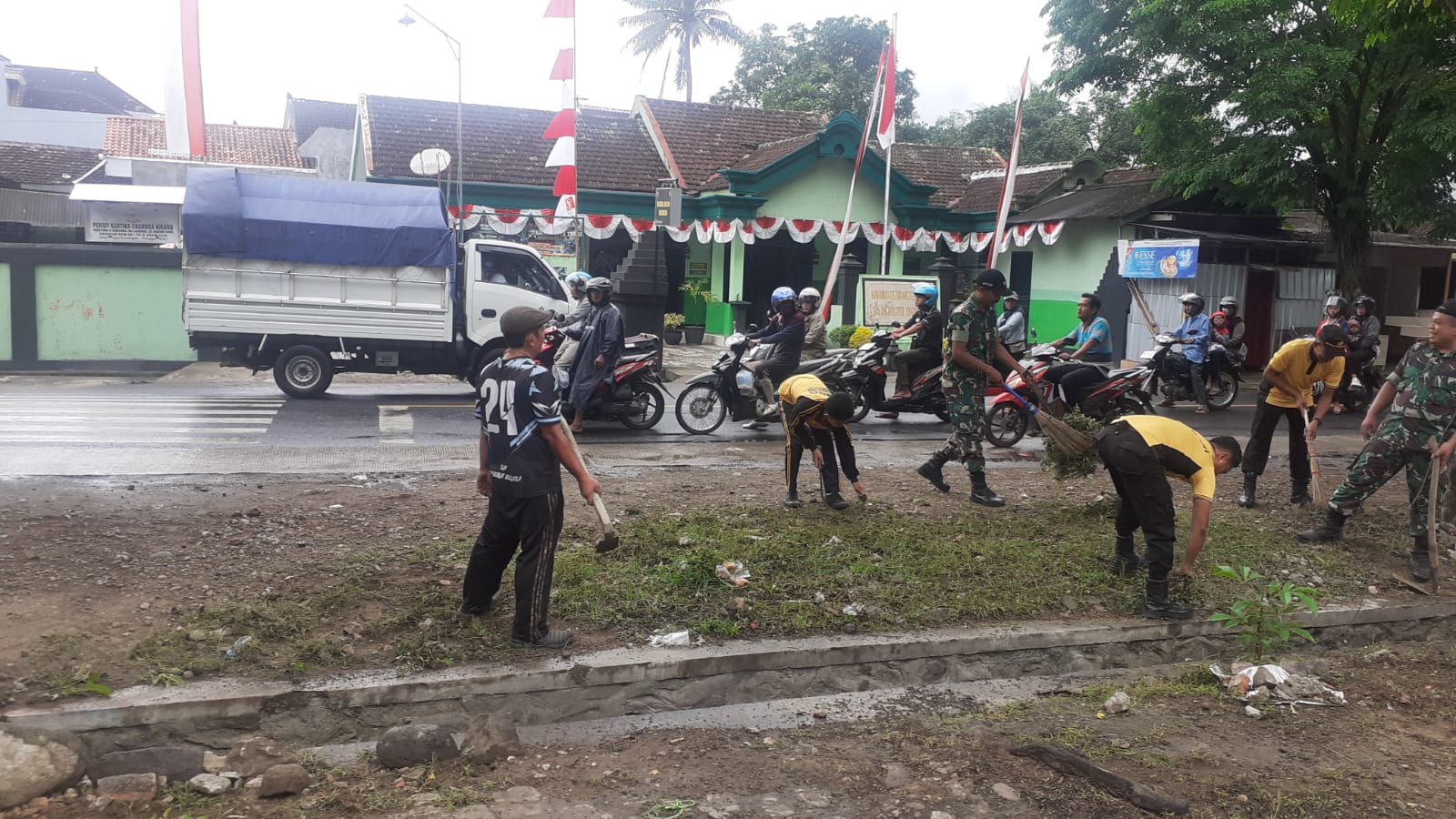 TNI dan Polri membersihkan Pasar Tradisional, Kecamatan Karangan