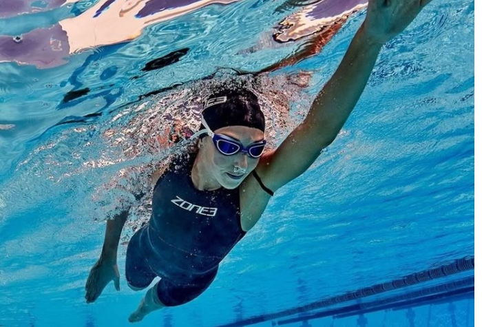 Berenang bukan hanya menyenangkan, tetapi juga menyehatkan.