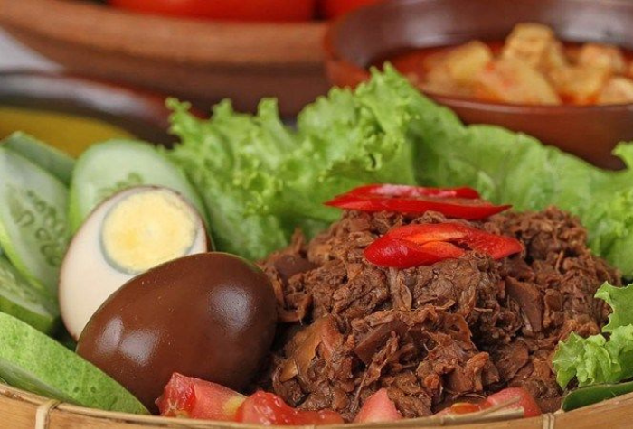 Gudeg khas Yogyakarta bercita rasa manis gurih dari nangka muda. Simak sejarah, jenis, dan resep gudeg lengkap dengan sambal krecek di sini.